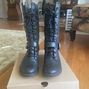 Timberland combat boots. Black leather. Side zip-adjustable buckle over laces